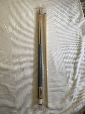  ''Da Vinci'' branded pool cue. 