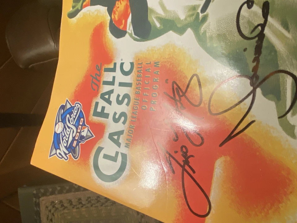 Mariano Rivera y Tino Martínez firmaron el programa oficial Serie Mundial 2000 Foto 4 de 4