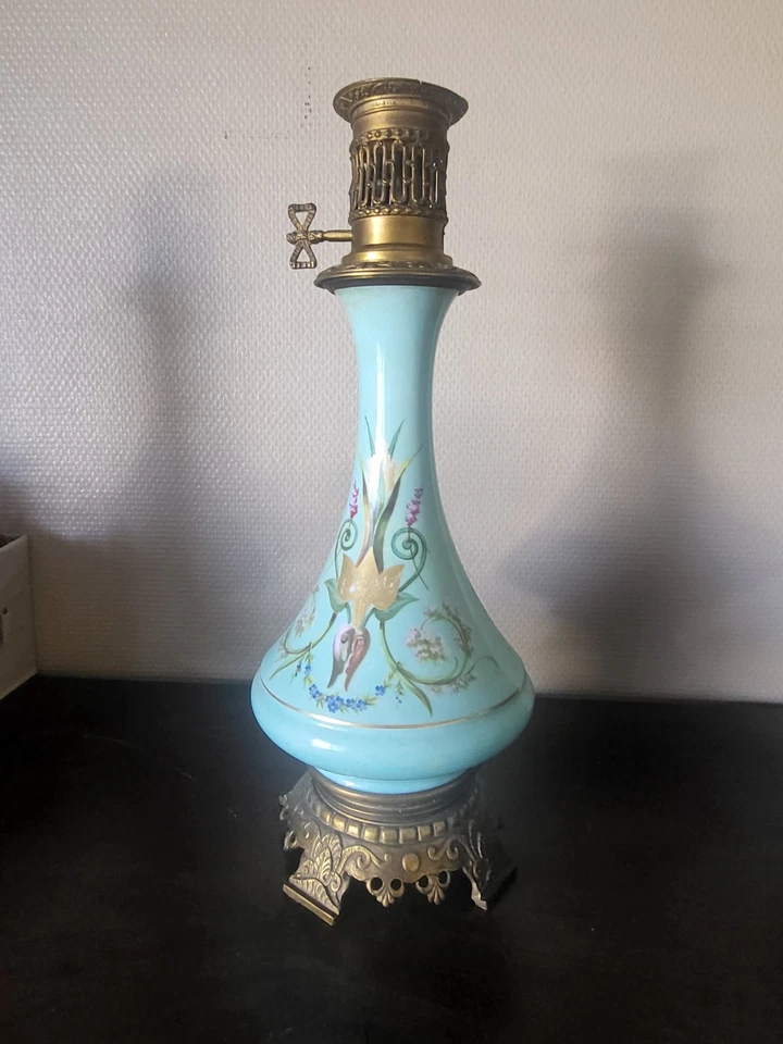 ANCIENNE LAMPE À PÉTROLE NAPOLEON III EN OPALINE TURQUOISE A DÉCOR PEINT ÉMAILLÉ - Photo 2/3