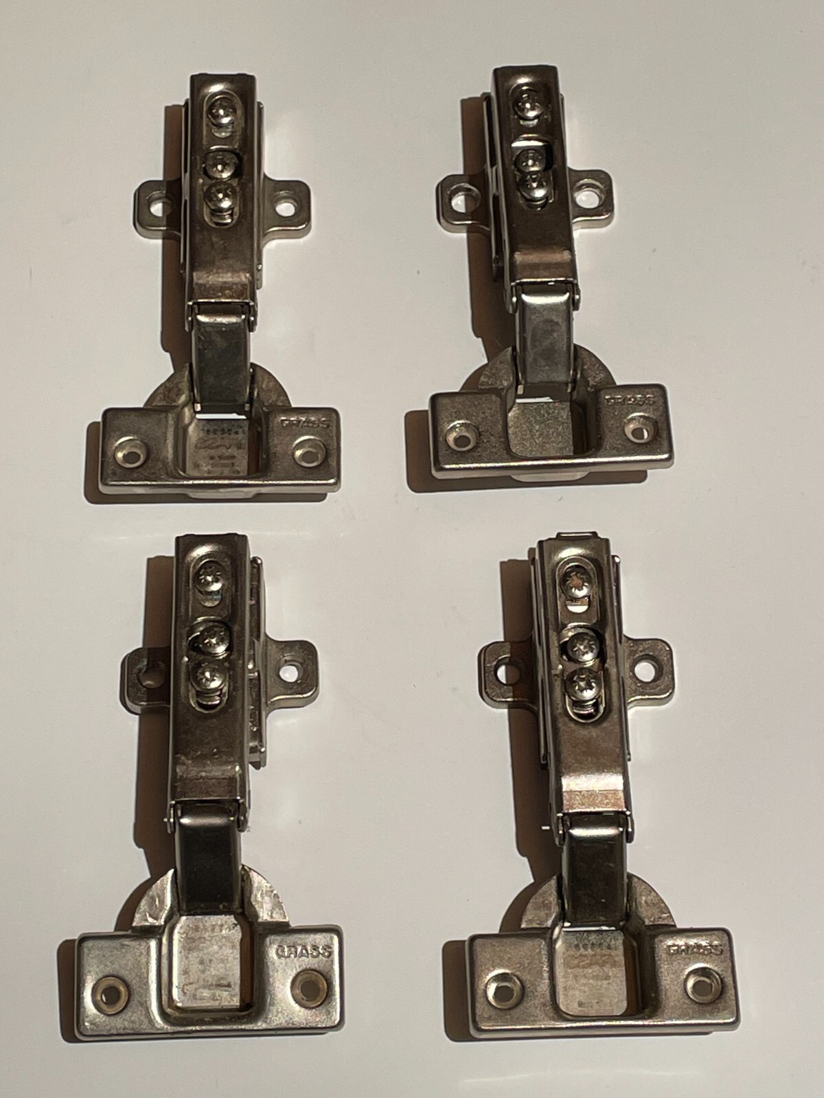 4 Grass 1006-30 hinges # 50 plate