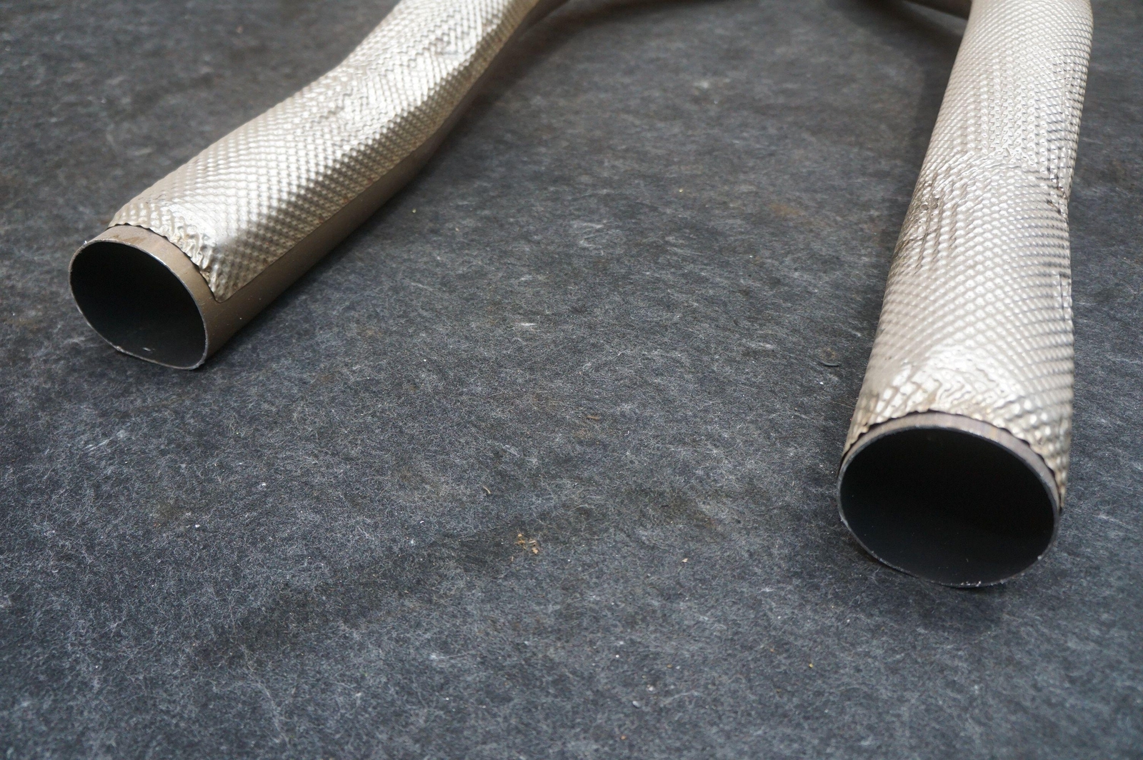 Rear Center Exhaust Muffler Pipe OEM MY83-5220 Aston Martin Dbx 707 20-24 *Note*