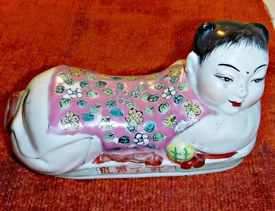 VINTAGE CHINESISCHES MÄDCHEN LIEGEND PORZELLAN EMAILLE LACK ORNAMENT 7 1/2'' L