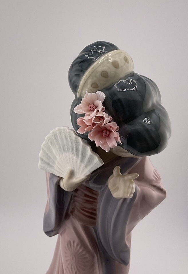 Lladro Figurine CHRYSANTHEMUM Timid Japanese Geisha Girl #4990