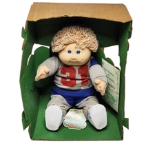 VINTAGE CABBAGE PATCH KIDS BLONDE HAIR BLUE EYES WEARING SPORTS OUTFIT NEW