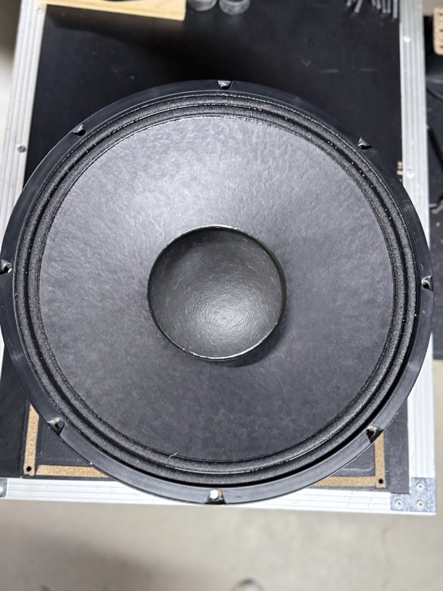 18 Sound 15W700 15
