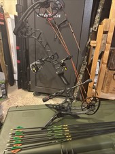 Mathews Triax Loaded 28.5 70lbs RH Compound Bow W/ Arrows
