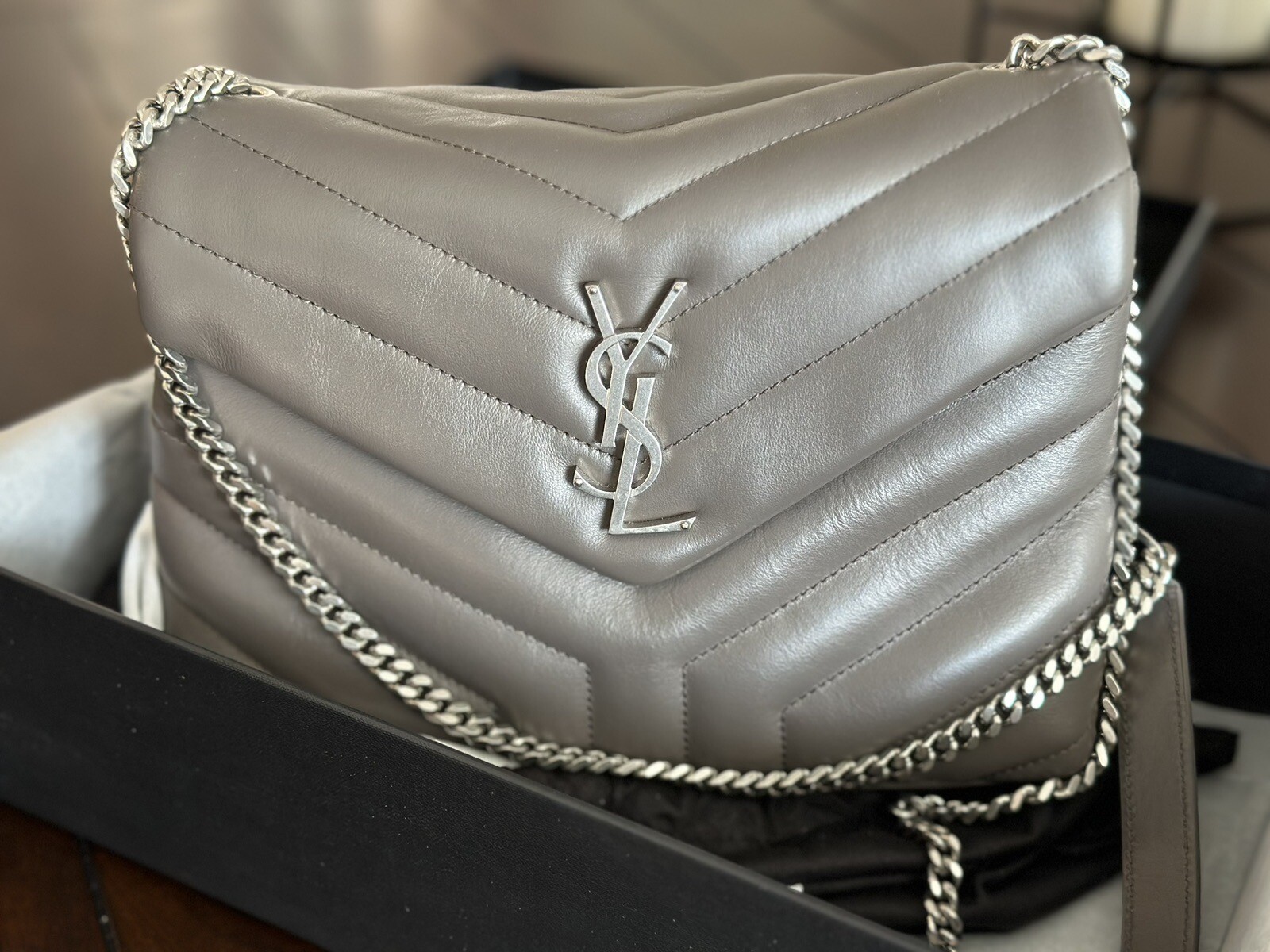 SAINT LAURENT Borsa a mano piccola YSL Loulou Nuova con etichette colore terra