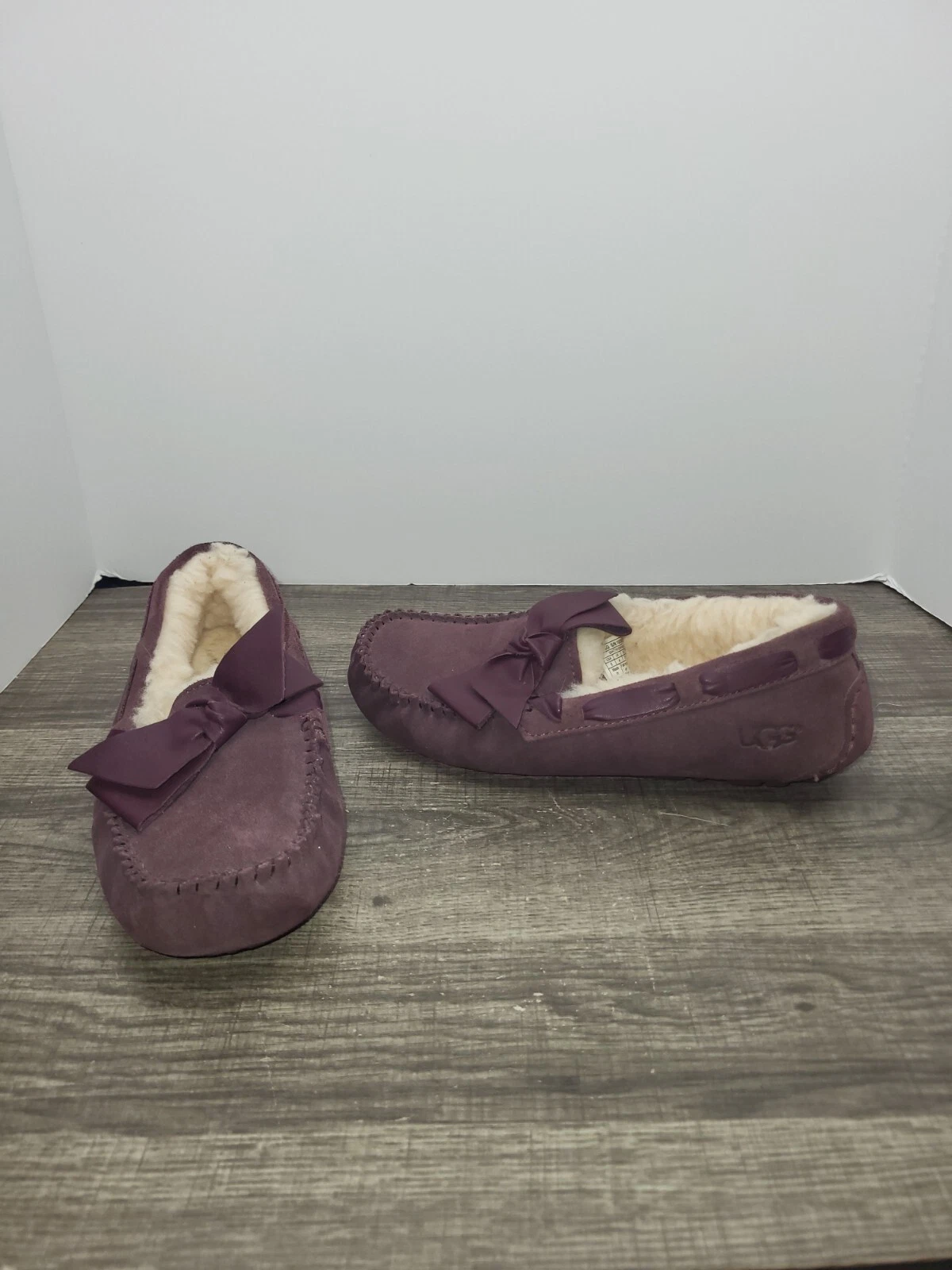 UGG Dakota Pantofole Donna 6 Mocassini Viola Pelle Fiocco Scamosciato Caldo Accogliente