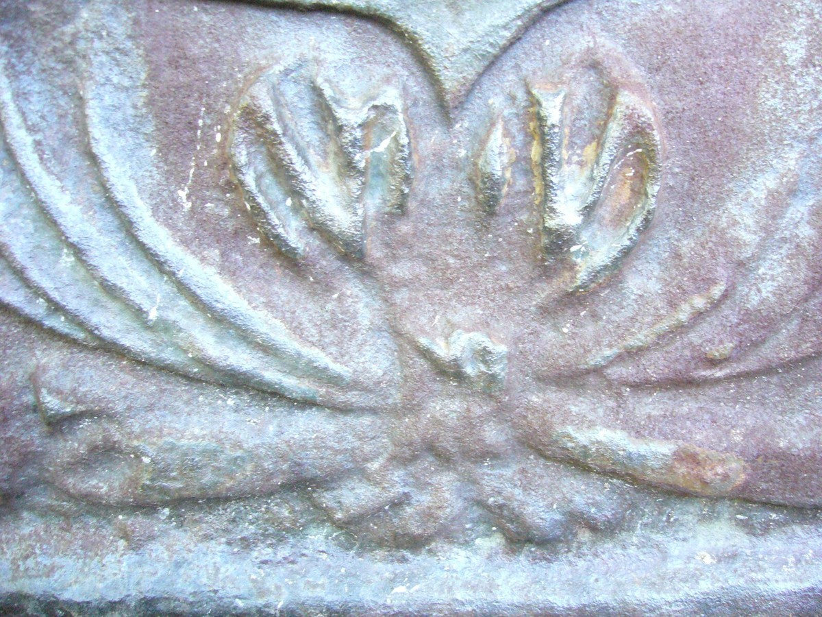 Jolie plaque de cheminée en fonte ancienne- avec belles fleurs de Lys