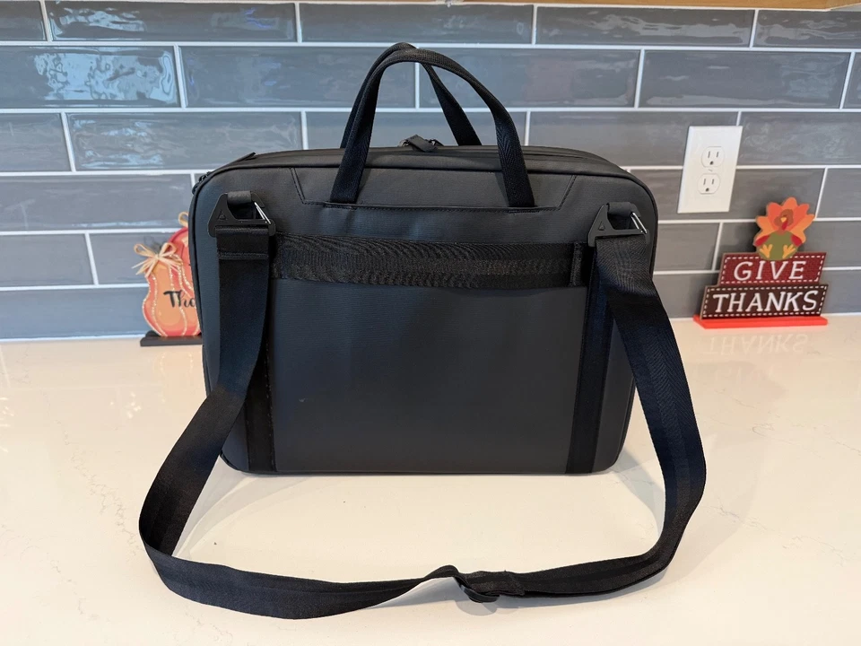 Bolsa para portátil Nomatic - Color negro que se adapta a portátil de 16" - Muy buen estado Foto 2 de 4