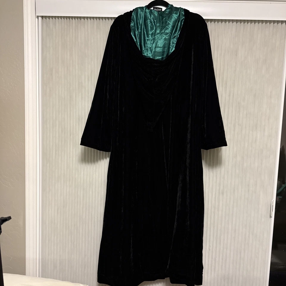 Fantasia Harry Potter Sonserina Preto e Verde 53” Roupão Longo com Capuz Tamanho Único - Imagem 2 de 4