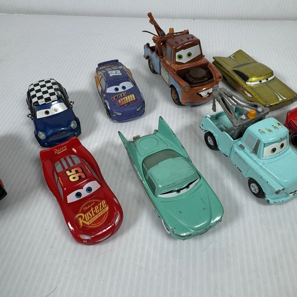 Lote de Coches Disney Pixar Diecast y Juguetes de Plástico Mater, Rayo McQueen y Más Foto 3 de 4