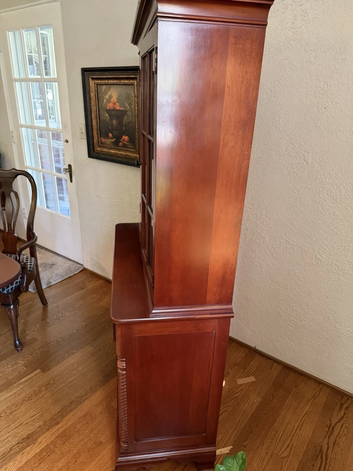 Este es un gabinete de porcelana de cereza Willett Furniture Company vintage con cuerda giratoria Foto 3 de 4