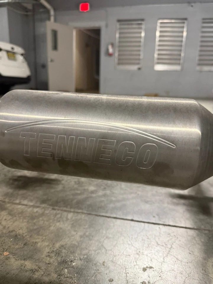 2024 Nissan Z Performance Nismo 3.0L RZ34 FABRICANTE DE EQUIPAMENTO ORIGINAL SISTEMA DE ESCAPE CAT-BACK - Imagem 3 de 4