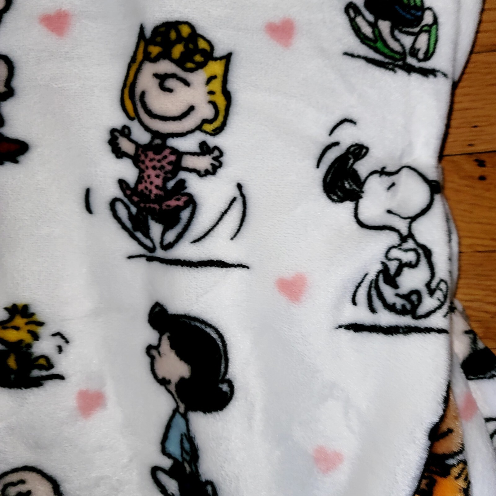 New 2023 Peanuts Snoopy Charlie Brown Gang Plush Throw Blanket White