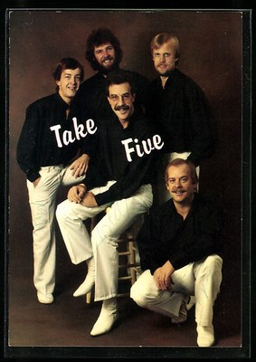 Musiker der Tanz- und Show Band Take Five in schwarzen Hemden, Ansichtskarte 