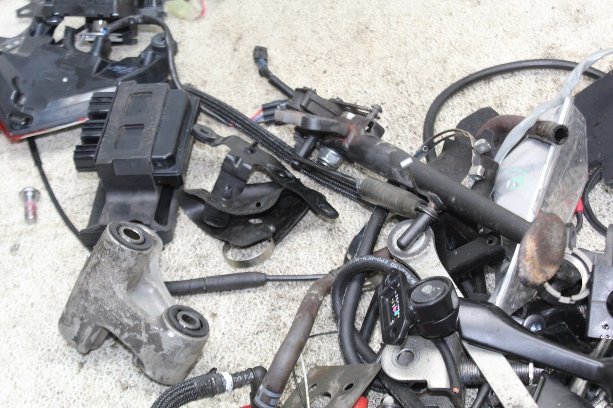 専用です。購入不可 13-18 KAWASAKI NINJA ZX6R ZX636 PARTS AND HARDWARE LOT | eBay