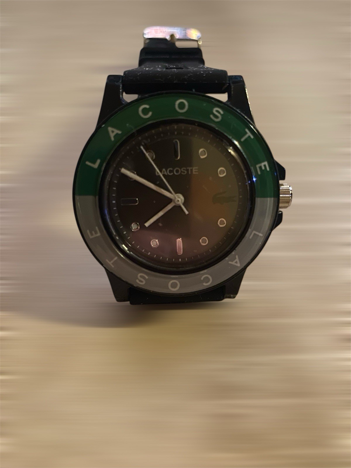 Montre Lacoste noir légère et confortable résolvant le manque d'idées look