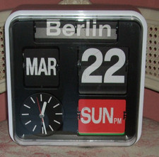 Rare Vintage Wanduhr aus Kunststoff mit Flip - Kalender 24x24x10 cm aus Nachlass