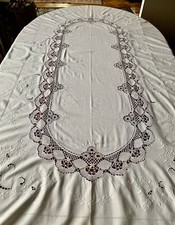 linge ancien: nappe blanche en coton, broderie et dentelle et 12 serviettes