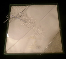 NWOT/NIB BARR BEARDS 2 PC SET - 100 COTTON LADIE'S EMBROIDERED HANDKERCHIEFS