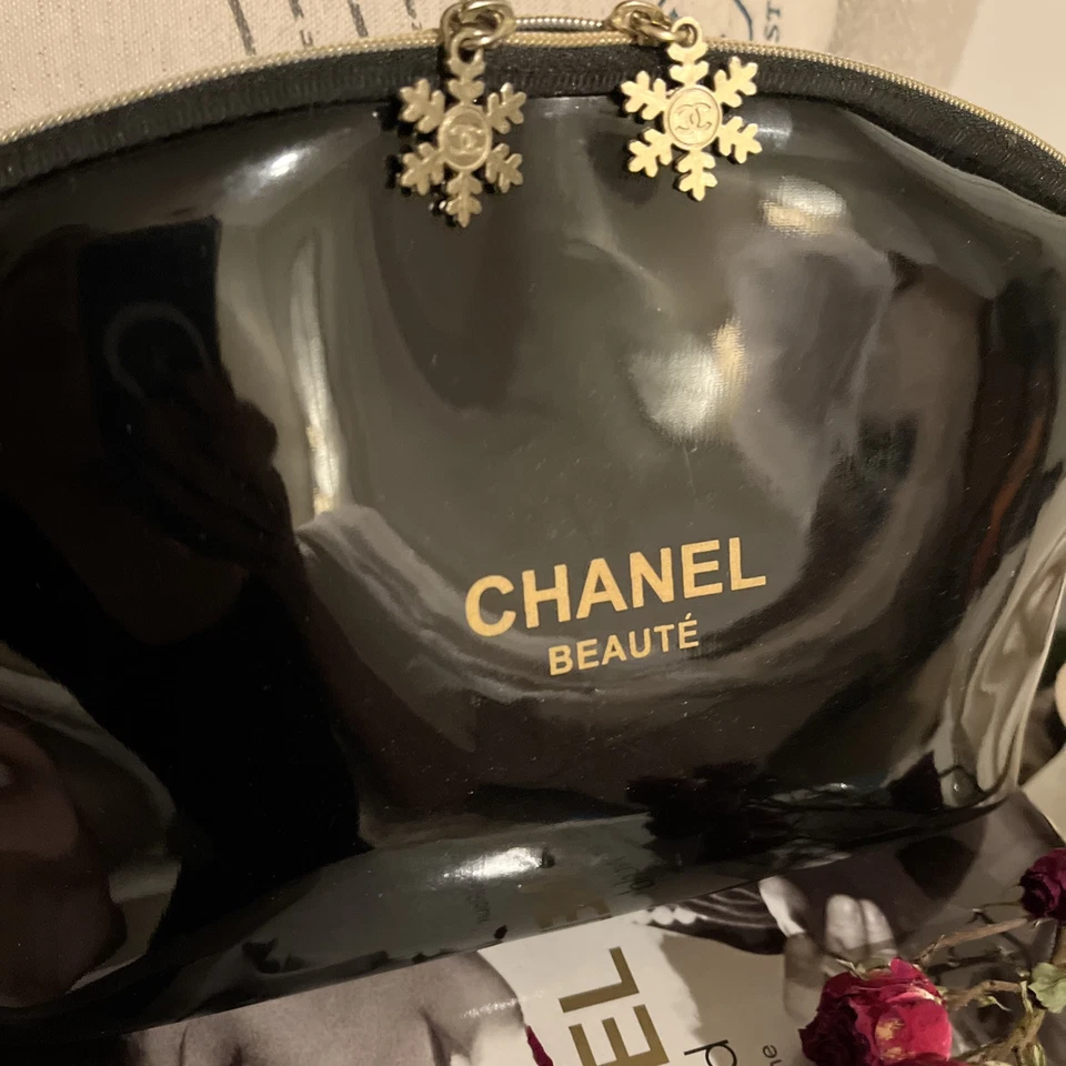 Bolsa de maquillaje grande Chanel Beaute CHIC 💗💗 Foto 3 de 4
