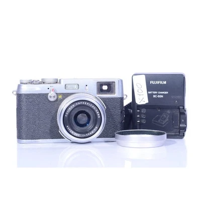 Fujifilm FinePix X Serie X100 Digitalkamera in Silber / Gehäuse / Body - Bild 1 von 4