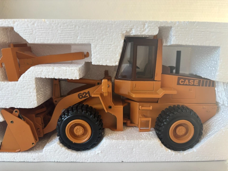 CASE Radlader 621 mit 3 Anbauteilen  Conrad #2426  1:35  OVP - Bild 2 von 3