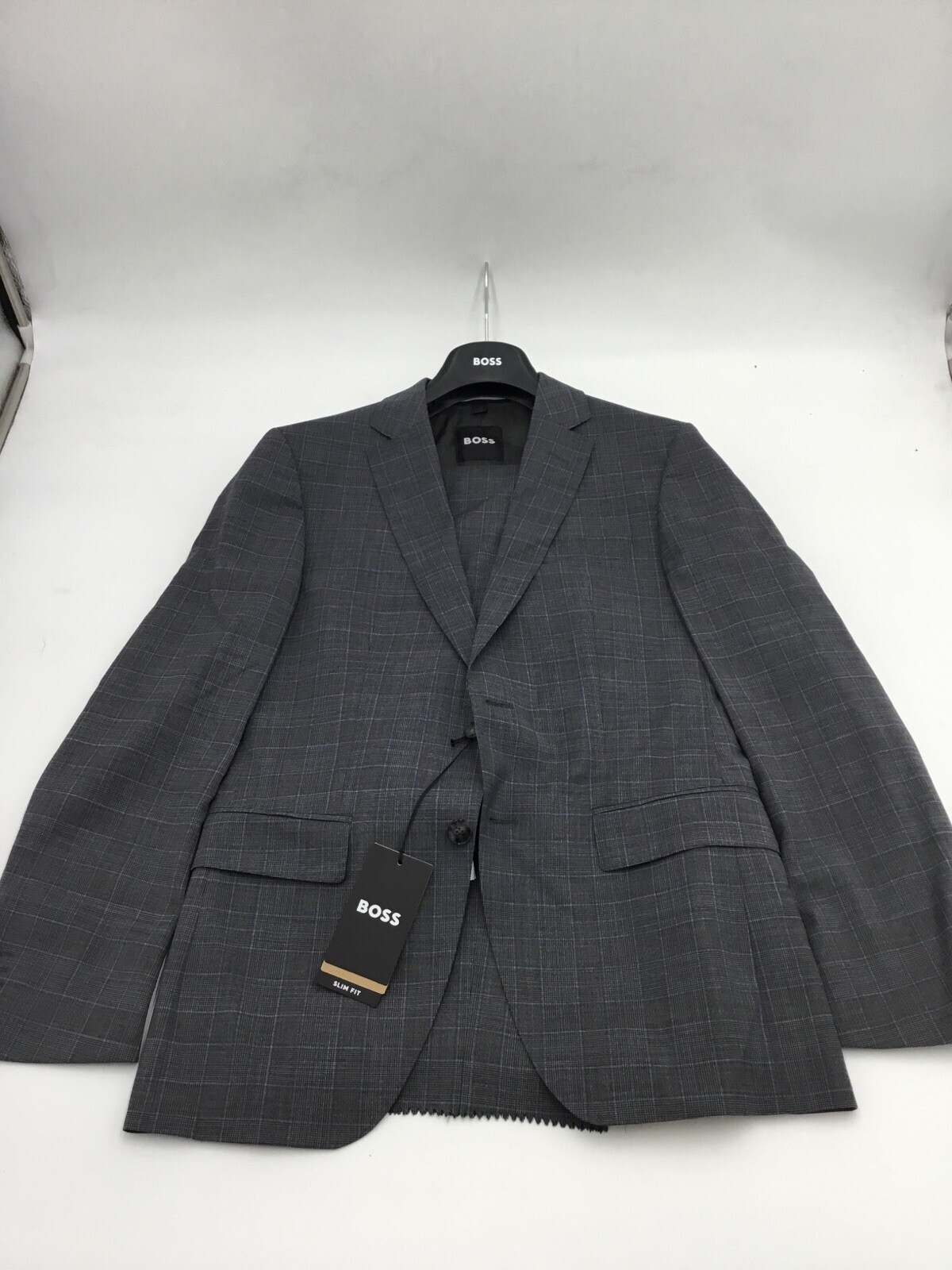 BOSS - приталенный костюм-двойка из натуральной шерсти серого цвета 36R 33W 64290₽