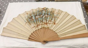 ANTIQUE HAND HELD CHINESE FAN WOOD AND SILK CONSTRUCTION (FS38)