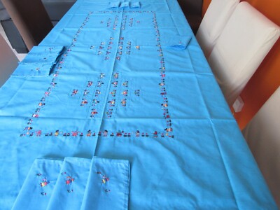 Nappe De Table Brodée Main Madagascar - Bleue, 144x219 Cm, Coton, Motif Personnage, Neuve Sous Plastique