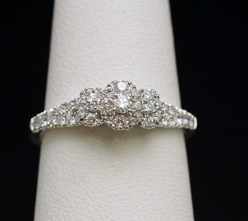 14k Gold HELZBERG HDS LGD 1/2ctw Lab Grown Diamond Promise 3 Stone Halo Ring