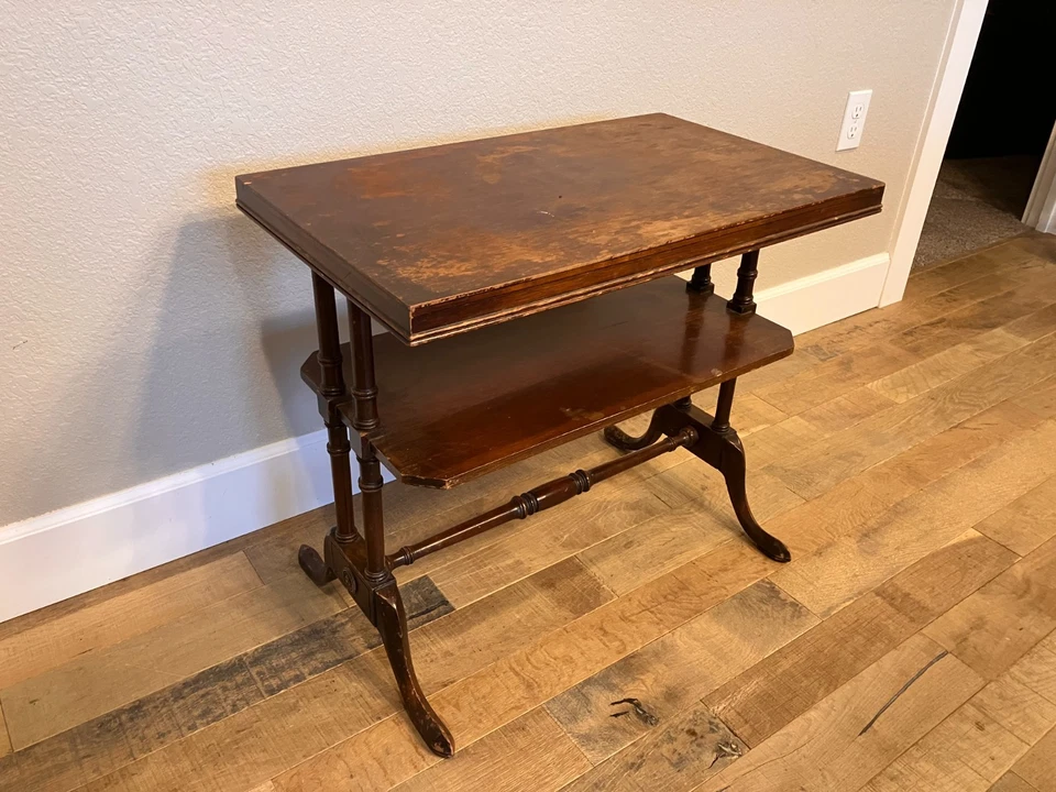 Antigua mesa vintage 1946 de caoba de dos niveles con borde de marquetería Foto 2 de 4