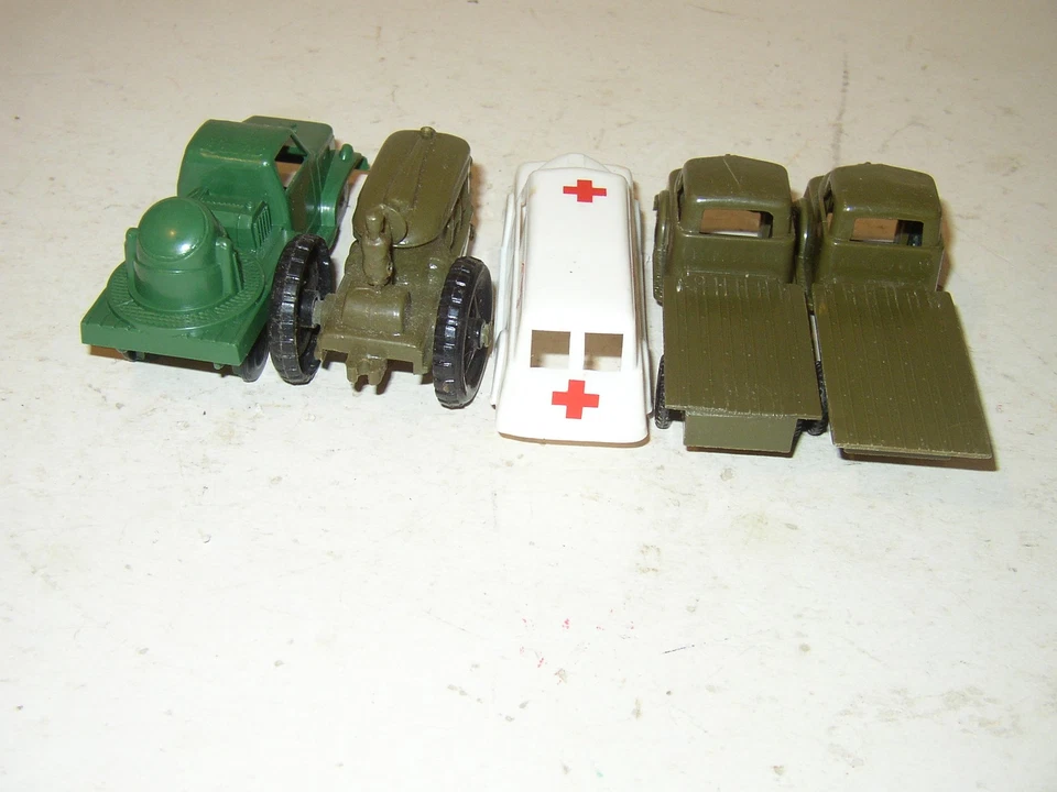5 truck Pyro Flatbed Banner Tractor Green searchlight White Ambulance - Image 4 of 4