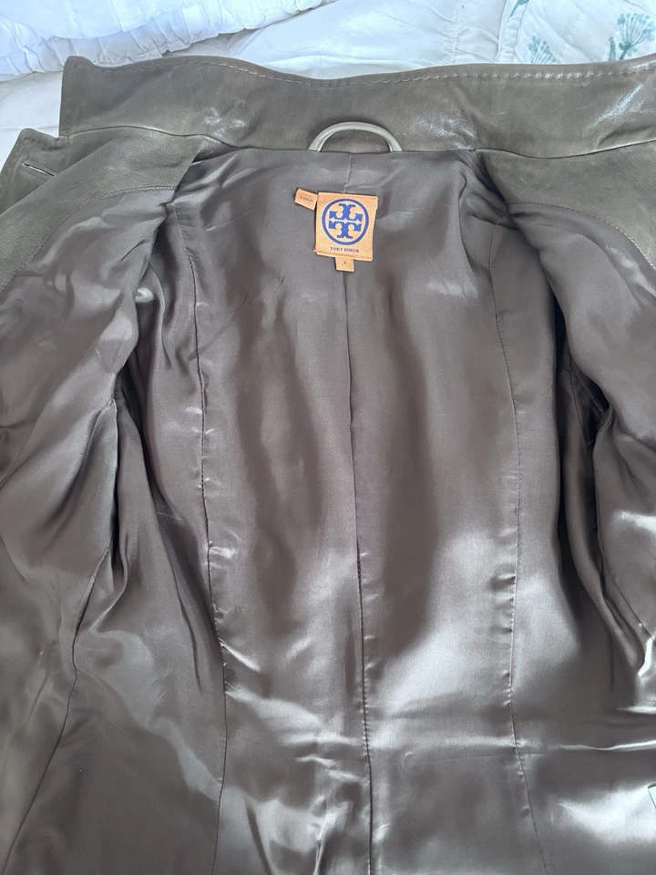Chaqueta de Cuero Estilo Militar Tory Burch, Oliva Talla 2 Foto 3 de 3