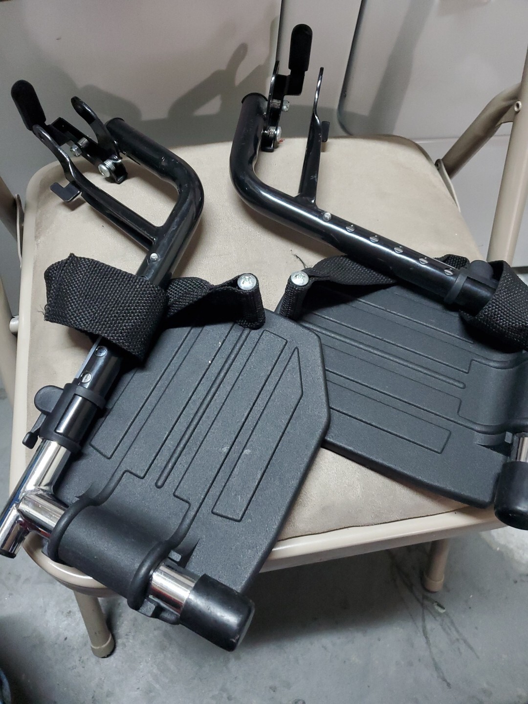 Wheelchair Footrest with Heel Loops Black for Standard Wheelchairs 7000