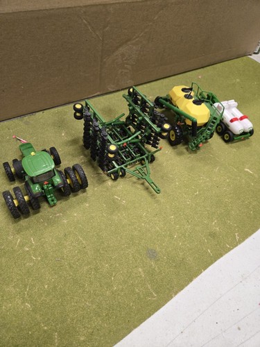 1/64 ERTL JOHN DEERE 1895 Air SEEDER SET /8400R TRACTOR/ FARM - Picture 8 of 11