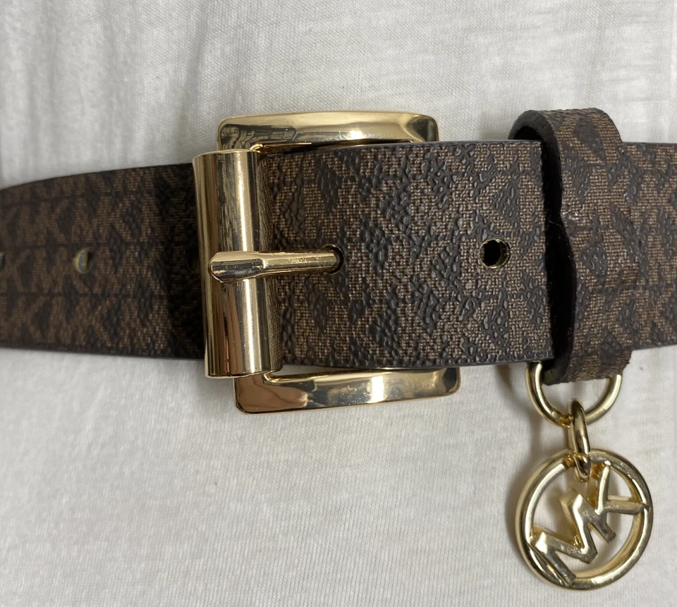 CINTURÓN MICHAEL KORS CHOCOLATE LOGOTIPO MK CON ENCANTO MK HEBILLA DORADA ¡ADELANTE! MK!!! Foto 2 de 4