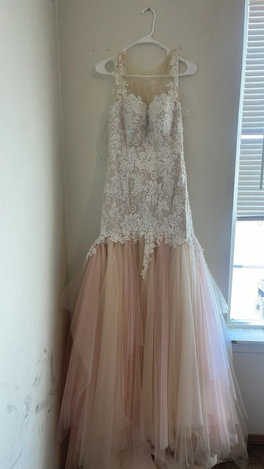 Hermoso vestido de novia majestuoso que fluye Foto 3 de 4