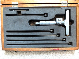 MITUTOYO MECHANICAL DEPTH GAGE MICROMETER SET WITH CASE