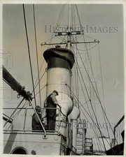 1947 Press Photo WPA Painters dress up a smokestack on the US Navy's Dubuque