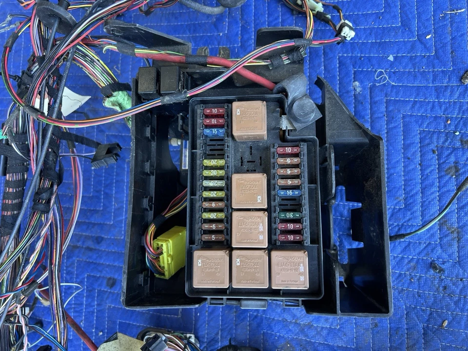 Jaguar XJR XJ8 X308 1998-2003 arnés de cableado trasero y caja de fusibles OEM #4669E Foto 2 de 4