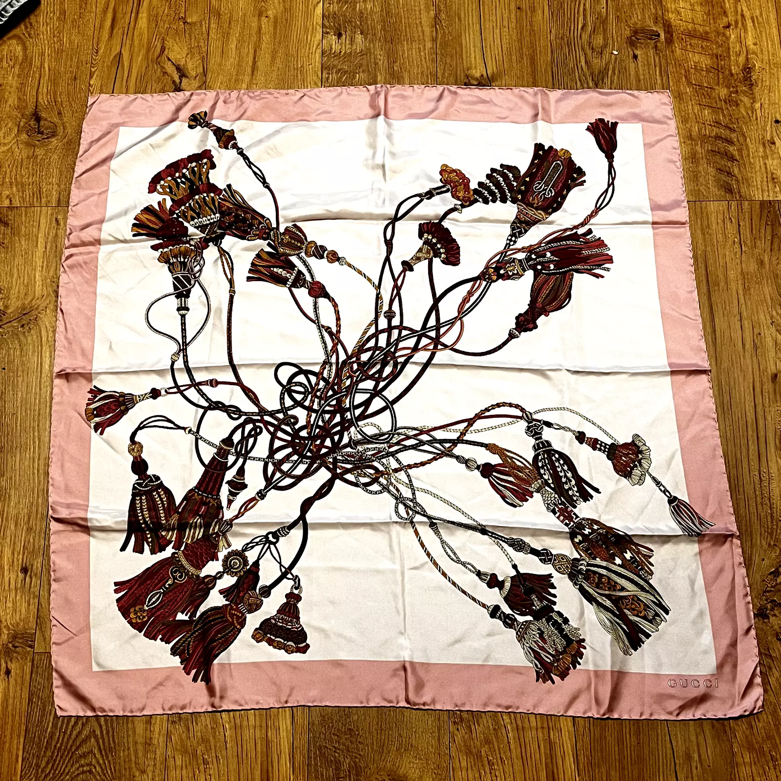 Foulard femme Gucci Ligth Rose luxe en soie