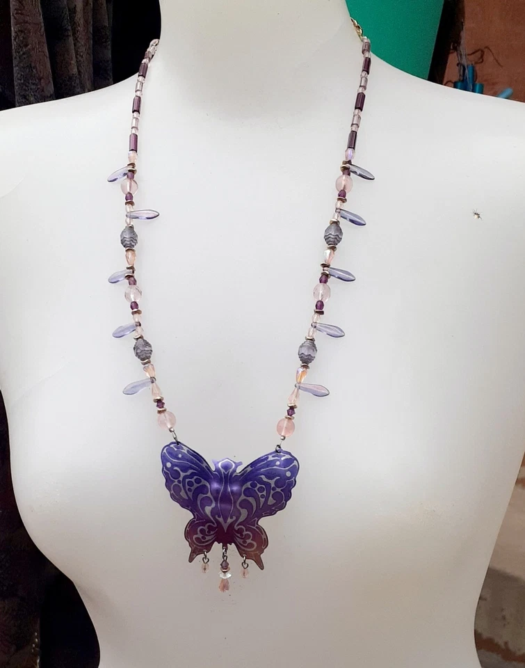 Collar con cuentas de aluminio anodizado mariposa Foto 3 de 4