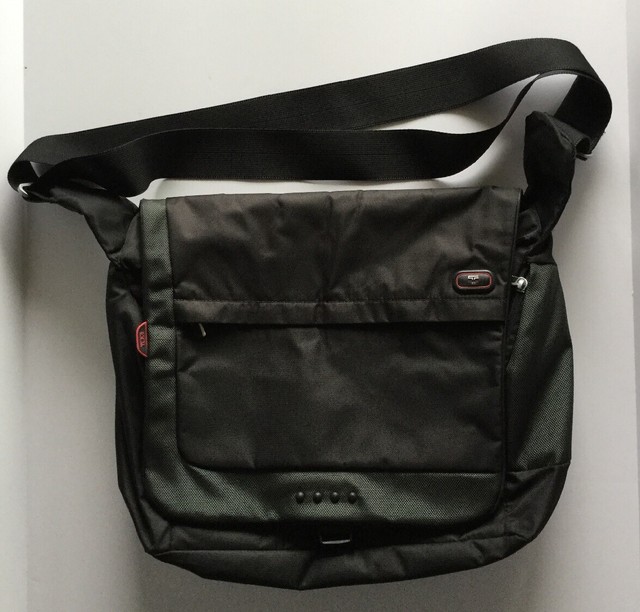 Tumi ttech messenger laptop bag model 5112D 16 x 12 eBay