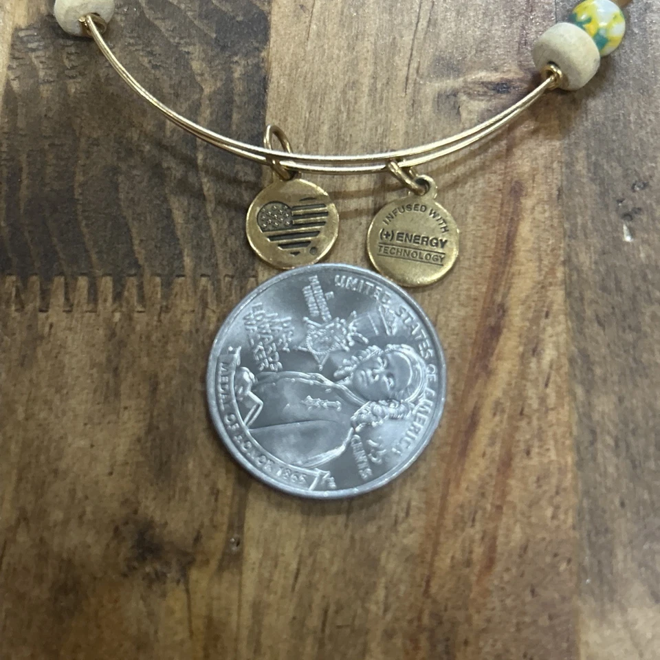 Pulsera con Cuentas Alex & Ani Tono Azul Y Rosa/Dorado “Viaje” Foto 3 de 4