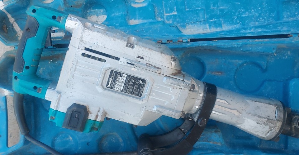 Makita HM1304B 35 lb. Demolition Hammer w/Bit & Case Same Day