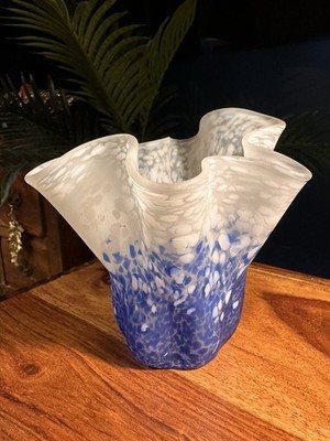 Vintage Vase blau weiß Spritzer Kunstglas Rüschen 13 cm Studio mundgeblasen