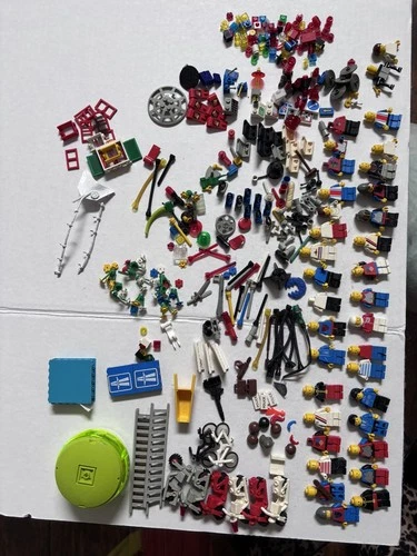 Huge LEGO Mini figures Mixed Lot - Vintage / Weapons /Accessories - LEGO Lot
