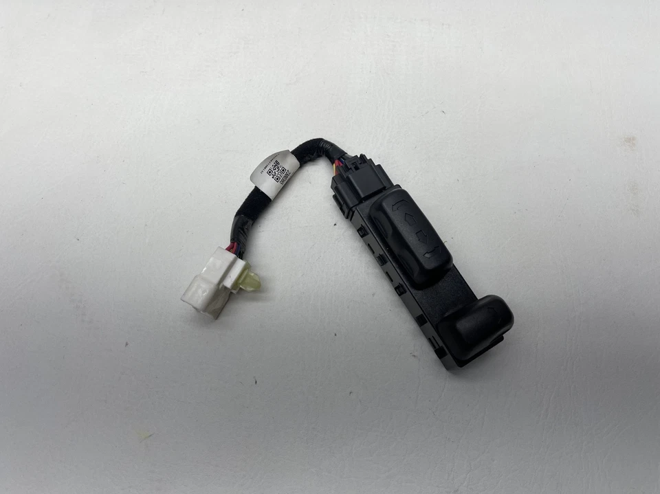 Interruptor de control del asiento del lado del conductor delantero izquierdo deportivo Hyundai Santa Fe 2013-2018 OEM Foto 3 de 4